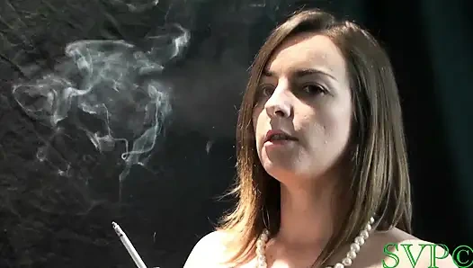 Üvey anne üvey oğluna beyaz eldivenle muamele çekiyor