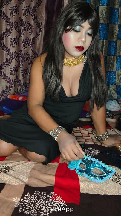Siyah üstlü travesti