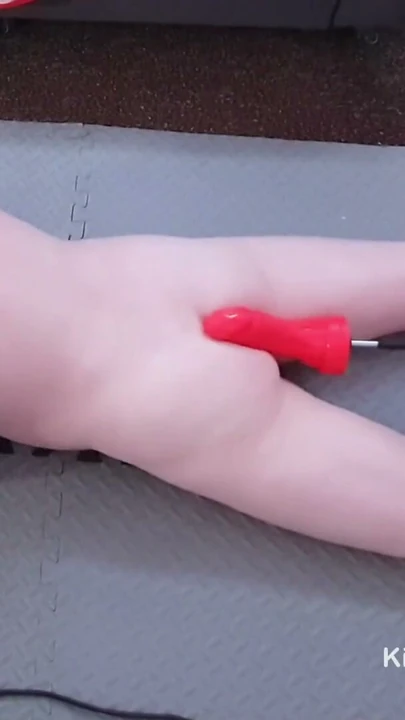 Büyük kırmızı Barbar dildo, sikme makinesinde kıçımı derin ve sert sikiyor | Bölüm 3