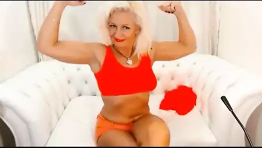 Büyük göğüslü nine esneme