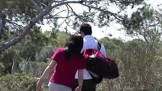 Çok sevimli orta yaşlı seksi kadın derin bir saksodan sonra sert bir yarağa biniyor