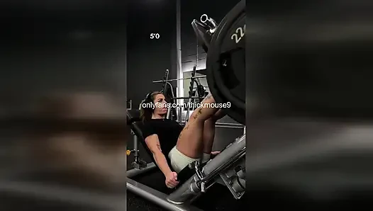 18 yaşındaki spor salonu kızı canlı yayın sırasında yanlışlıkla sıkı amcığını teşhir ediyor
