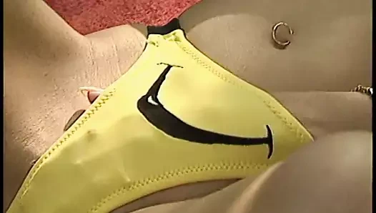 Mükemmel memeli seksi sarışın piliç verandada sert yarağa biniyor