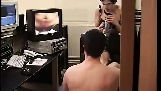 İki seksi ve azgın bayanla ofiste anal seks