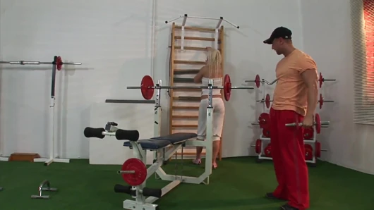 Spor salonunda ateşli bir sarışın için heyecan verici acımasız anal seks fanatiği