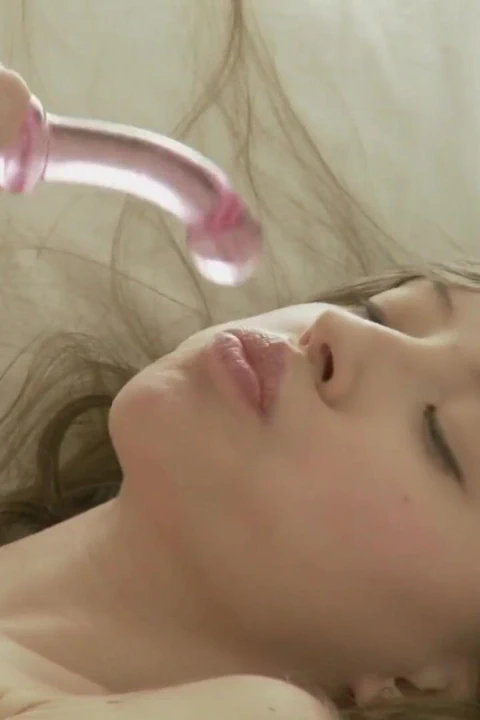 Güzel tatlı lynn büyük oyuncağına binerken orgazm oluyor!