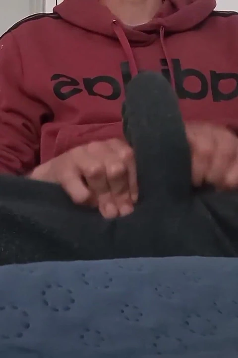 Adam o büyük yarağa mastürbasyon yapmayı bırakamıyor ve bir sonraki videoda boşalmayı elinde tutuyor