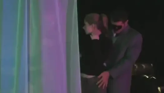 Seksi büyük memeli sarışın götten yarak aldıktan sonra göğsüne boşalıyor