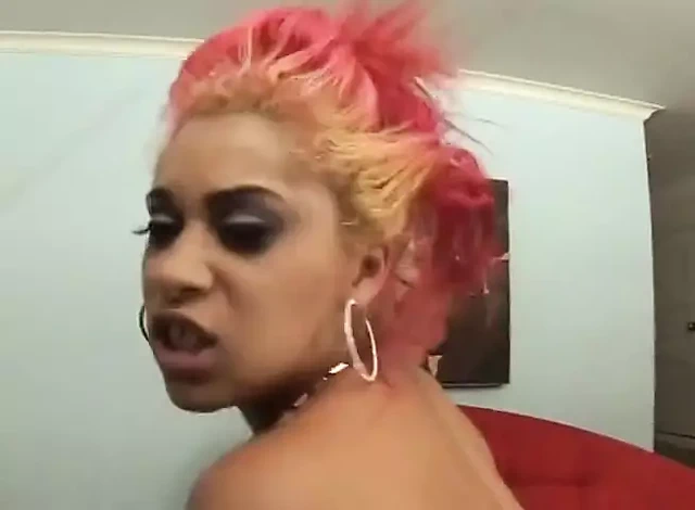 Siyah saçlı büyük götlü zenci amını siktiriyor