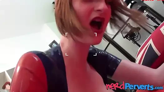 Büyüleyici busty bebek içinde lateks parmaklı ve hardcore becerdin