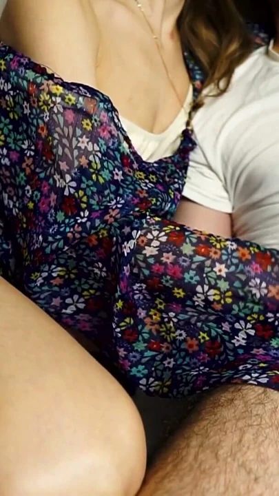 Porno izlerken karım katılmaya karar verdi ve bana mastürbasyon yaptı. | Klip 1