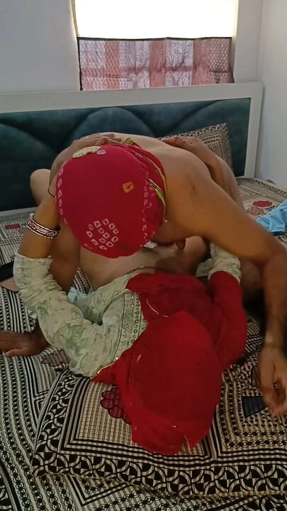 Hintli öpüşen olgun orta yaşlı seksi kadın genç adama karşı koyamıyor