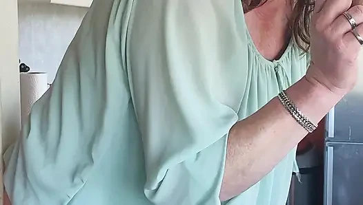 Sigara içerken dildomun tadını çıkarıyorum