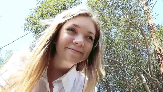 Kıllı amcıklı sıska kız büyük yaraklı sınıf arkadaşı tarafından whitezilla sikiliyor