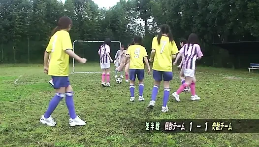 Japon futbolcu kızın kıllı amcığı sert sikiliyor - büyük dölleme patlaması!
