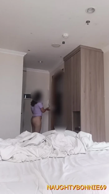 Эпический момент из "везучий курьер, он пришел в середине живого шоу"