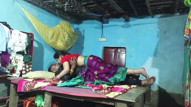 Seksi Bengalli ev hanımı evli kadın evde sert sikişiyor, kırmızı bluz göğüslerini emiyor