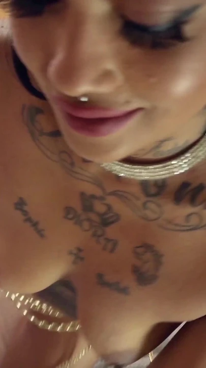 "Alman izci - kahverengi ink modeli bibi elmas sikişte pikapta" duygusal an