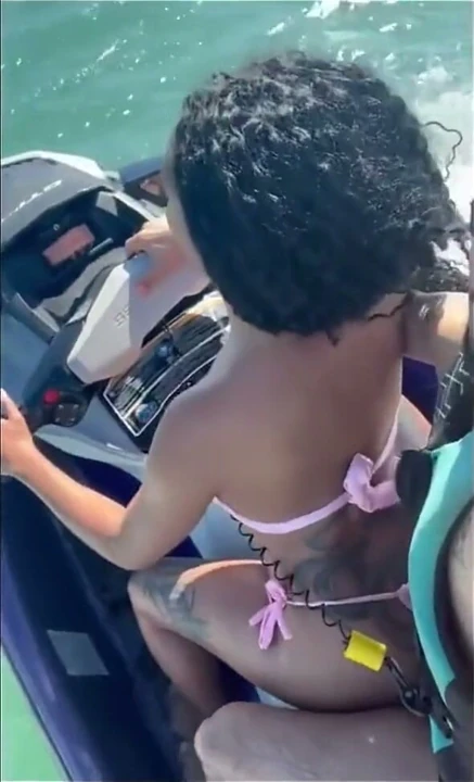 Lezzetli genç Brezilyalı kız aldatılan kocasının debriyajında kayboluyor ve jet ski eğitmeniyle seks yapmaya gidiyor
