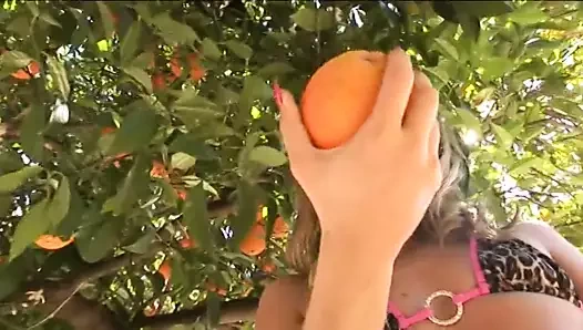 Açık seksi esmer ile büyük göğüsleri alır muazzam yüz