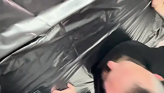 Человеческие глотки в туалете, сквирт.