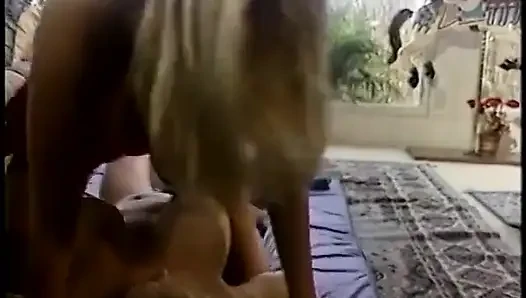 Büyük memeli sarışın ballar yerde kedi kavgasında yakalandı