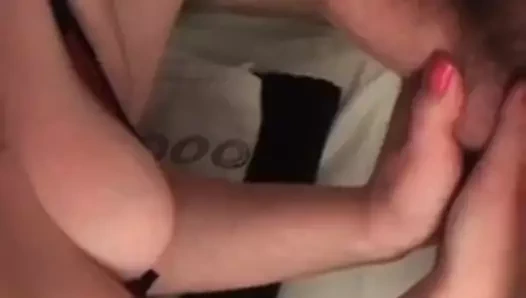 Sürtük yarağımın tadına bakıyor