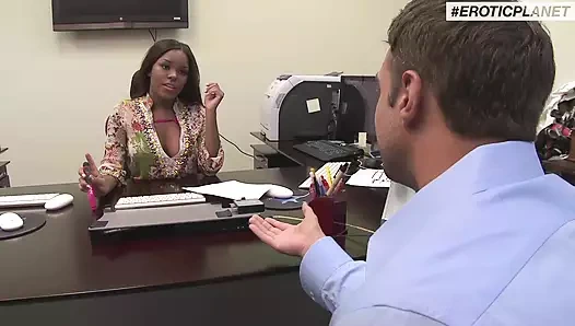 Seksi zenci barbie büyük göğüslerini gösteriyor ve sikişiyor