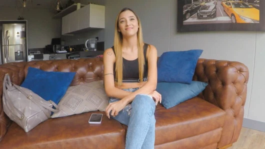 Latina sıska sıcak kaltak bir dökümde raylı alarak modelleme kariyerine başladı