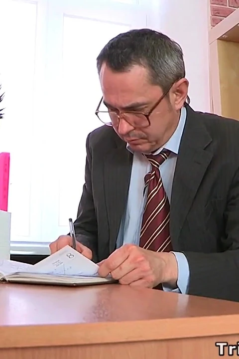 Две молодые сексуальные студентки делают минеты и трахают старого учителя, чтобы получить