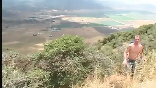 Dışarıda üçlü grup seks çifte götten sikiliyor ve ağzına boşalıyor