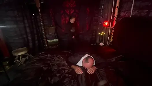Bölüm 1:- Kraliçe vampir rahibi yarak emen bir fahişeye dönüştürüyor!