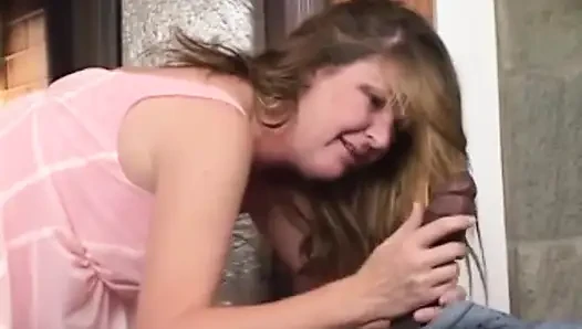 Jules büyük göğüsleriyle yerde sikişiyor