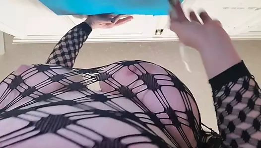 Bbw sanatçı file içinde üstsüz ağır askıları ile boyama