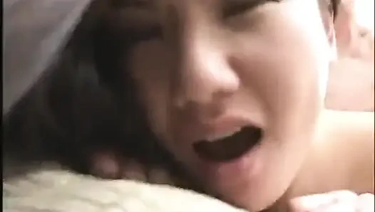 Büyük memeli Asyalı amcık domalma pozisyonunda sikişiyor