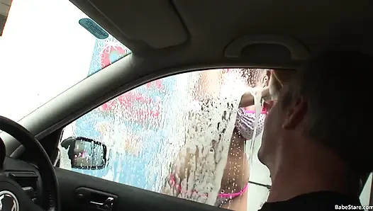 Dövmeli sarışın harika bir sakso çekmek için diz çöküp boşalıyor