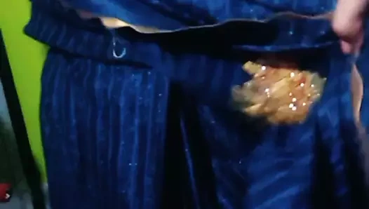 Hintli güzel yenge saarisini giyiyor.