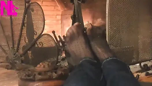 Şöminede hortumlu ayaklarımı ısıtıyor