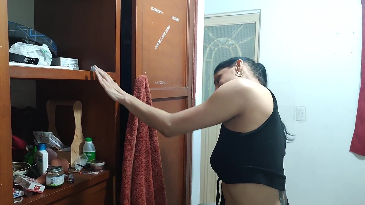 STEPSON arrives at his STEPMOTHER's HOUSE and sees her taking a bath - HE takes the opportunity to fuck her and make her suck her penis - porn in spanish