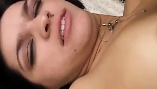 Esmer hatun büyük zenci ve arkadaşı tarafından vahşi üçlü grup sekste genişletiliyor