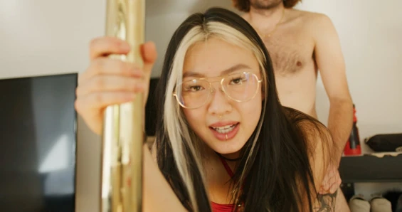 Asyalı genç kız günün ortasında direğine karşı sikilmeyi seviyor