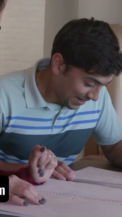 MYLF Öğretmen Meme Ucunu Öğrencileri İnceleme Yaparken Hayranlık Duyabilmeleri İçin Hafifçe Göstermeye İzin Veriyor | Bölüm 1