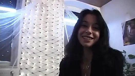 Güzel esmer bebek seksi vücudunu göstermenin tadını çıkarıyor