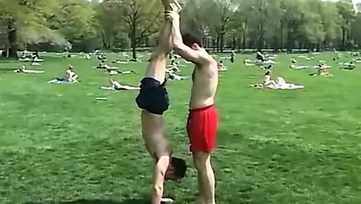 Sportif homolar ayakları yağlanmış ve arkadaşları tarafından gıdıklanmış