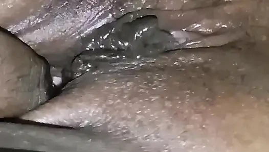Üvey kız arkadaşımın amına yağla masaj yaptı ve parmaklandı.