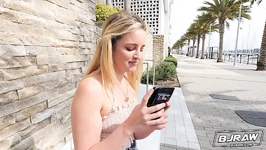 Charlie'nin gözlerini yapıştırıyor