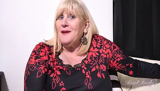 Auntjudys - büyük memeli olgun iri güzel kadın Catherine'in kıllı çalısı için bir bahçıvana ihtiyacı var