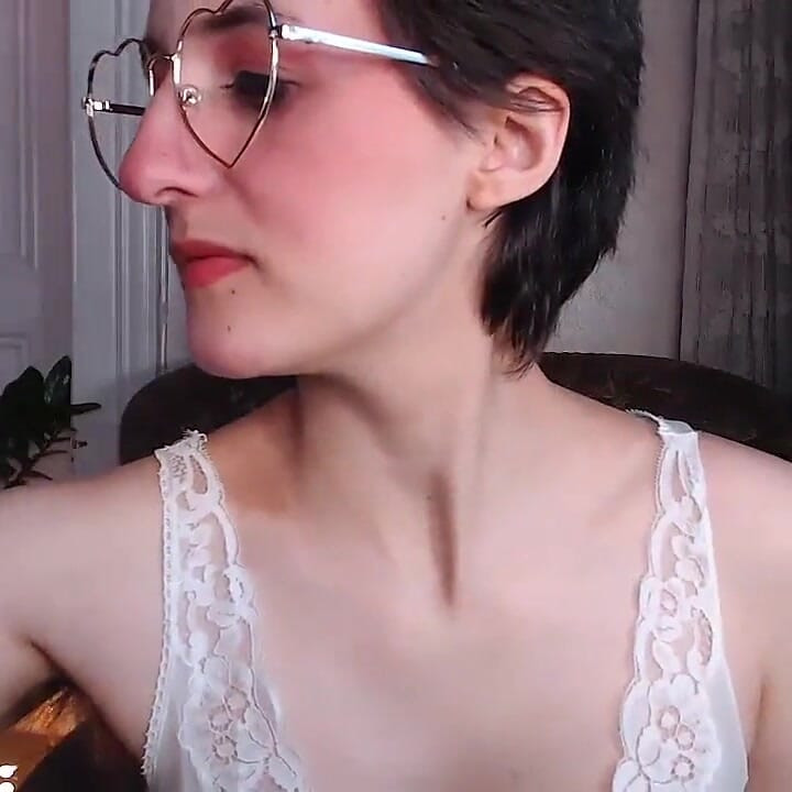 Kamera kızı gecelik altında tam çalı