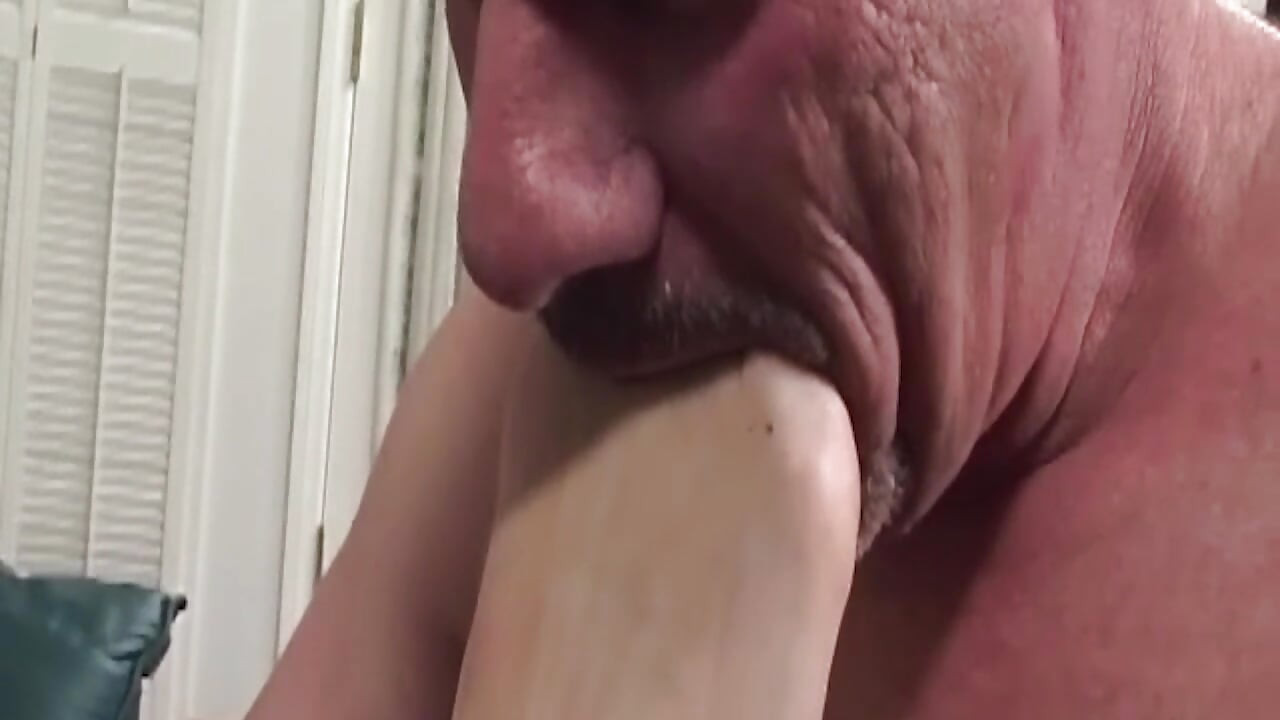 Olgun esmer orta yaşlı seksi kadın derin amcığını sikiyor
