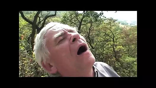 Çift büyükanneler parkta genç kız sikmek